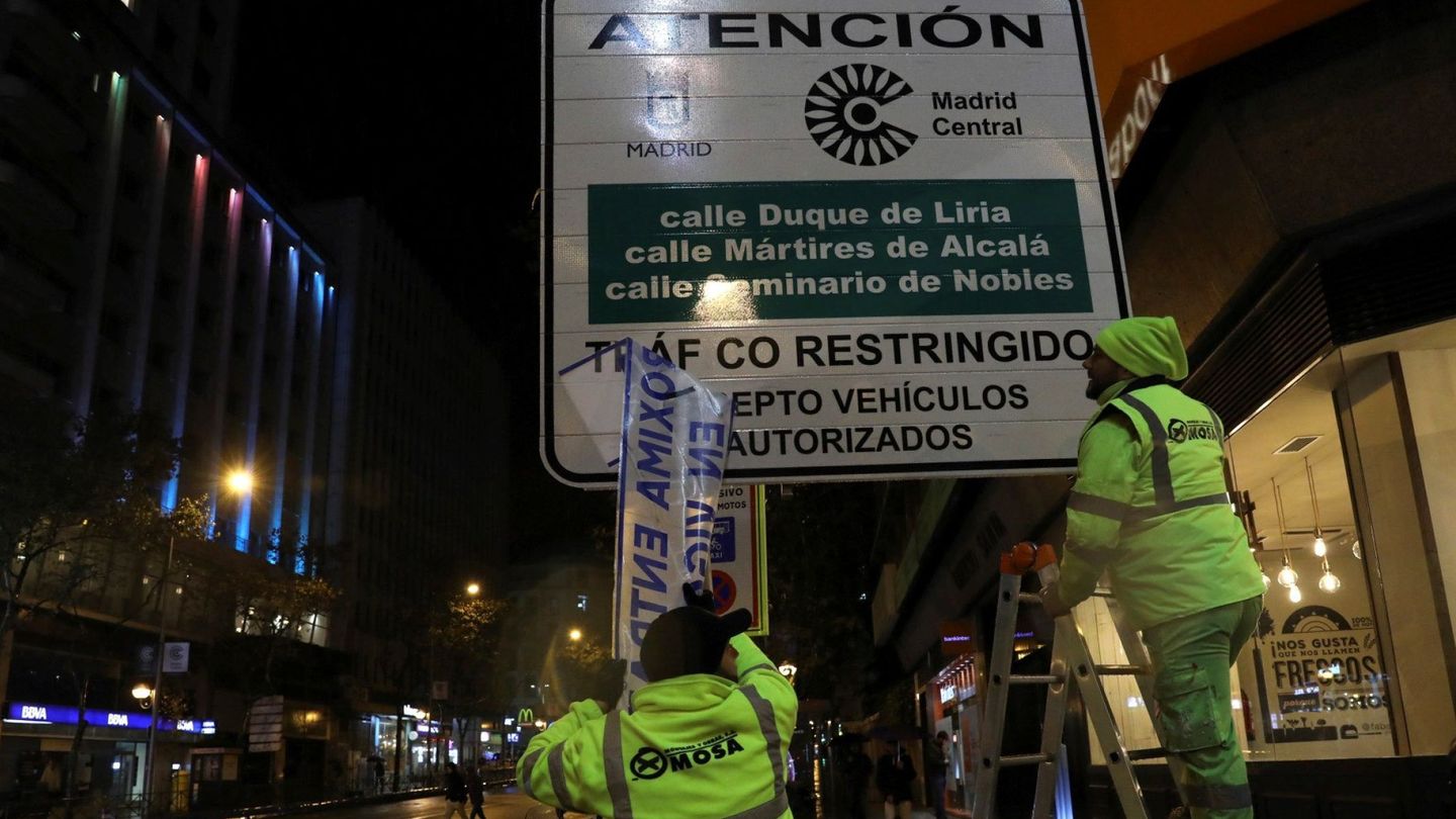 Operarios del Ayuntamiento colocan los carteles de Madrid Central. (EFE)