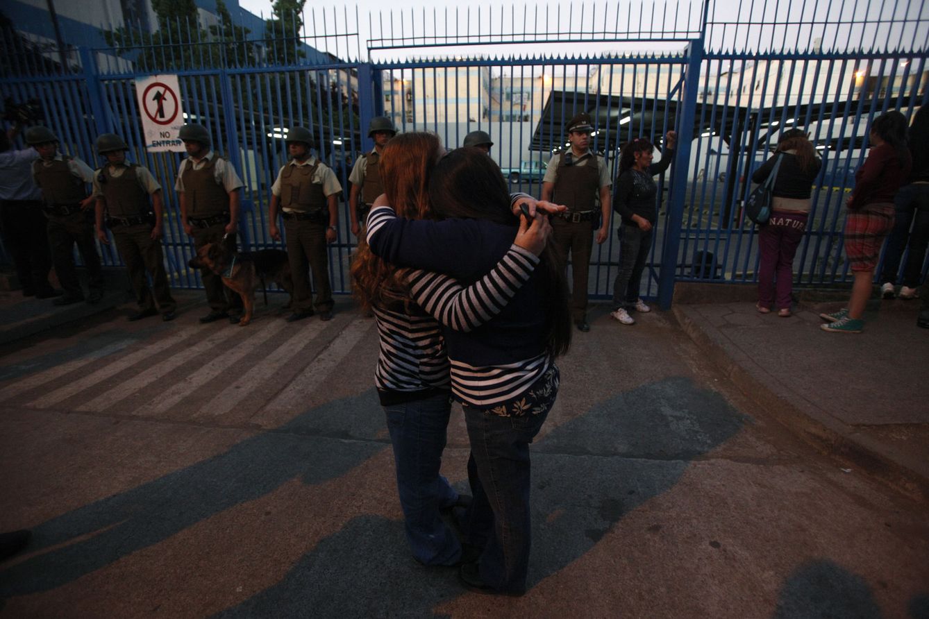Familiares de reclusos, a las puertas de la prisión de San Miguel tras el incendio en el que murieron 81 presos. (Reuters)