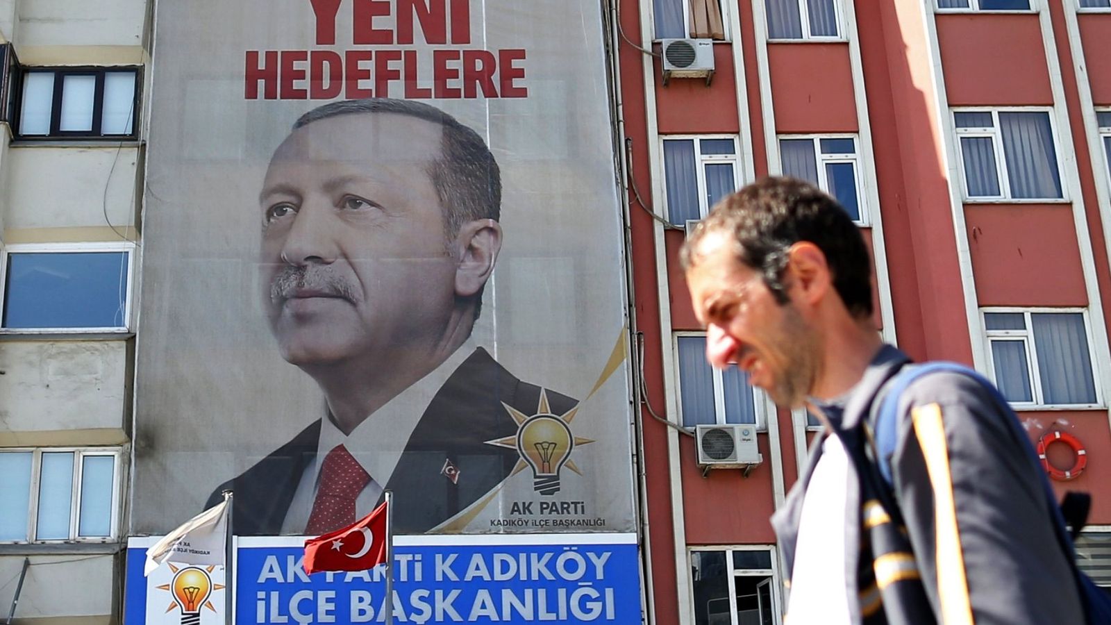 Foto: Un ciudadano pasa junto a un cartel gigante del presidente Recep Tayyip Erdogan en Estambul, el 19 de abril de 2018. (EFE)