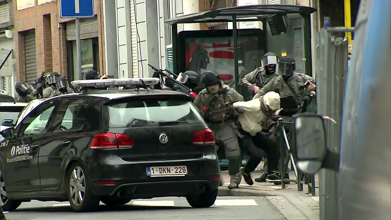 Imagen de la detención de Abdeslam en Molenbeek, Bruselas, el 18 de marzo de 2016 (Reuters).