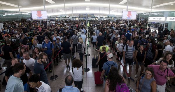 Foto: Las colas para acceder al control de seguridad del Aeropuerto de Barcelona-El Prat. (Efe)