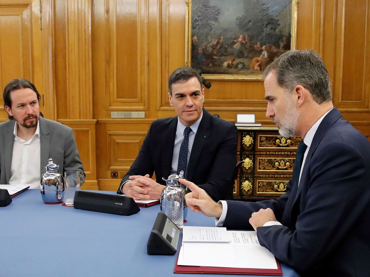 Foto: El rey Felipe conversa con el presidente del Gobierno, Pedro Sánchez (c), y el vicepresidente segundo, Pablo Iglesias (i), durante un Consejo de Ministros celebrado en el Palacio de la Zarzuela. (EFE)
