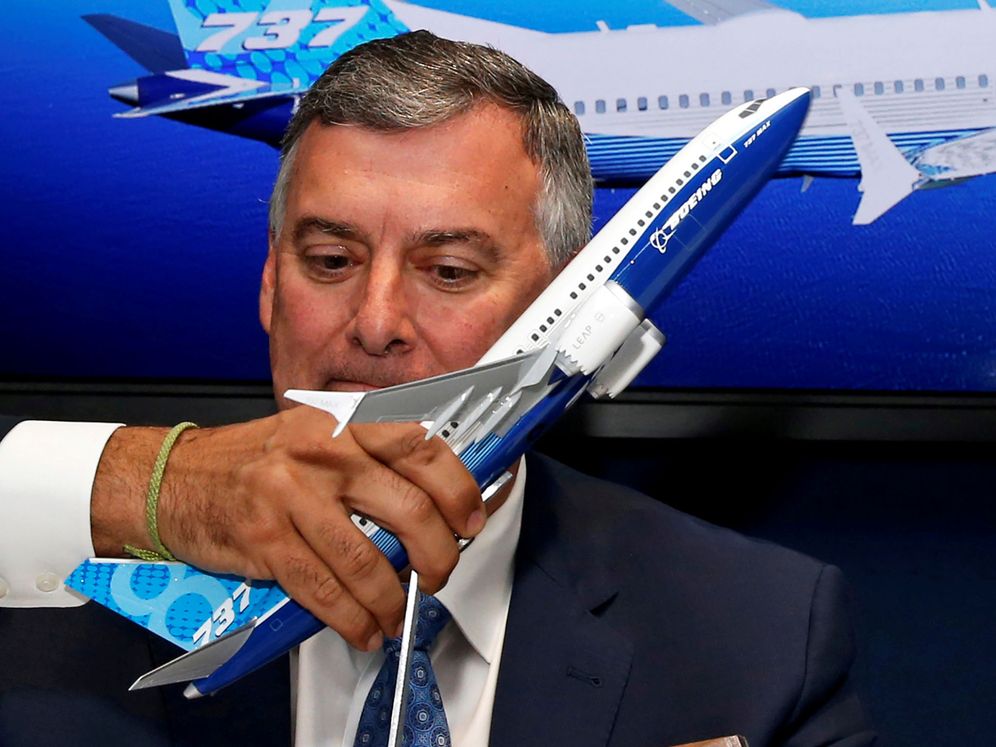 Foto: El CEO de la compañía, Kevin McAllister, sostiene una réplica de un Boeing 737 MAX. (Reuters)