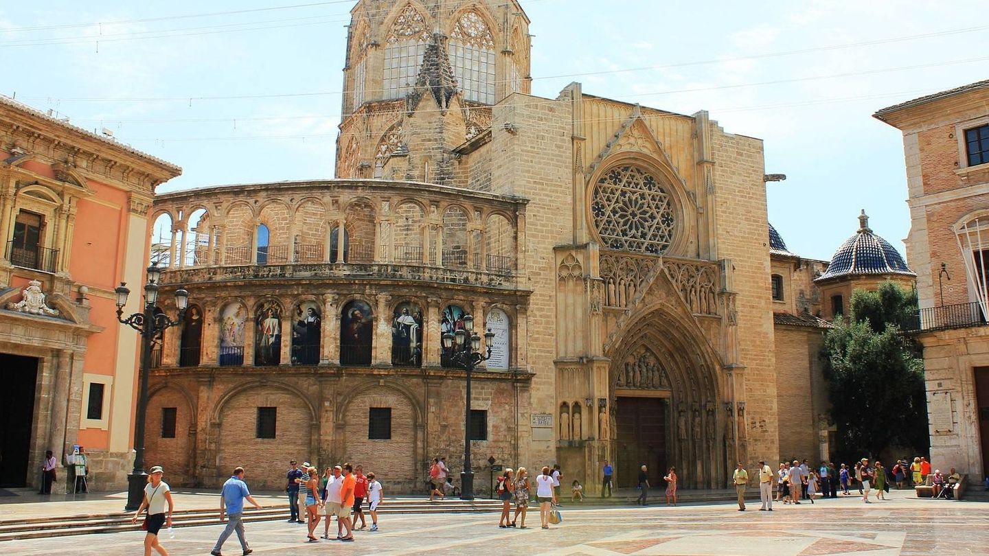 Decenas de valencianos caminan junto a la catedral (Pixabay)