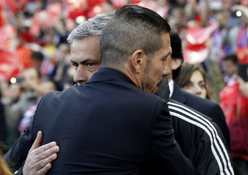 Foto: Simeone y Mourinho se saludan este martes en el Calderón.