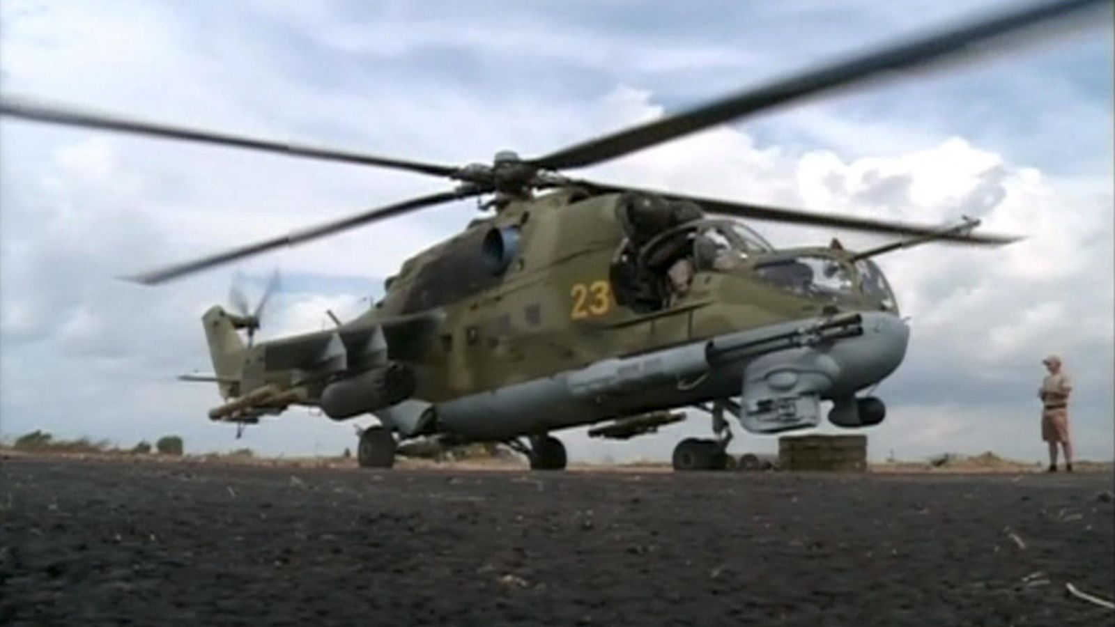Foto: Una fotografía del 6 de octubre muestra a un helicóptero ruso en un aeródromo cercano a la ciudad de Latakia (Reuters). 