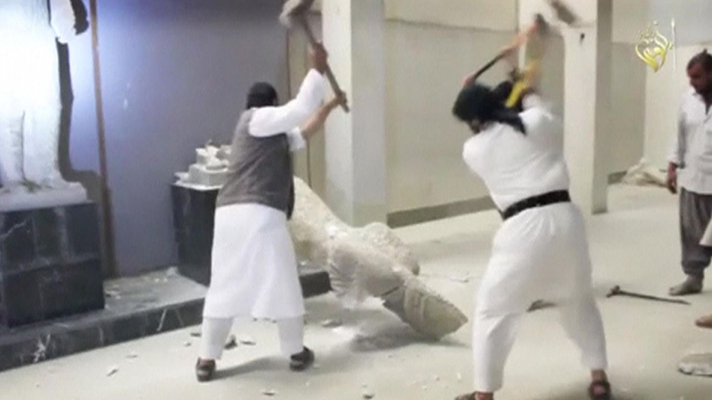 Los terroristas del grupo Estado Islámico en plena destrucción de piezas del Museo de Mosul. (REUTERS)