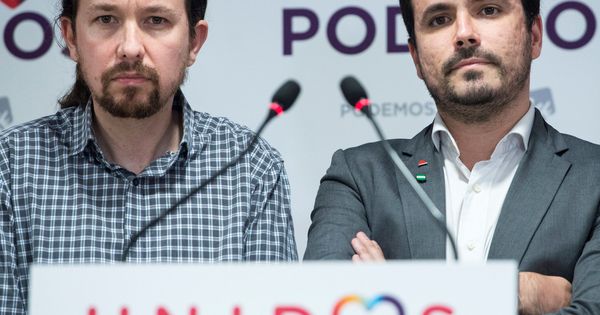 Foto: El líder de Podemos, Pablo Iglesias (i), comparece en la sede de Podemos en Madrid junto al coordinador general de IU, Alberto Garzón (d). (EFE)
