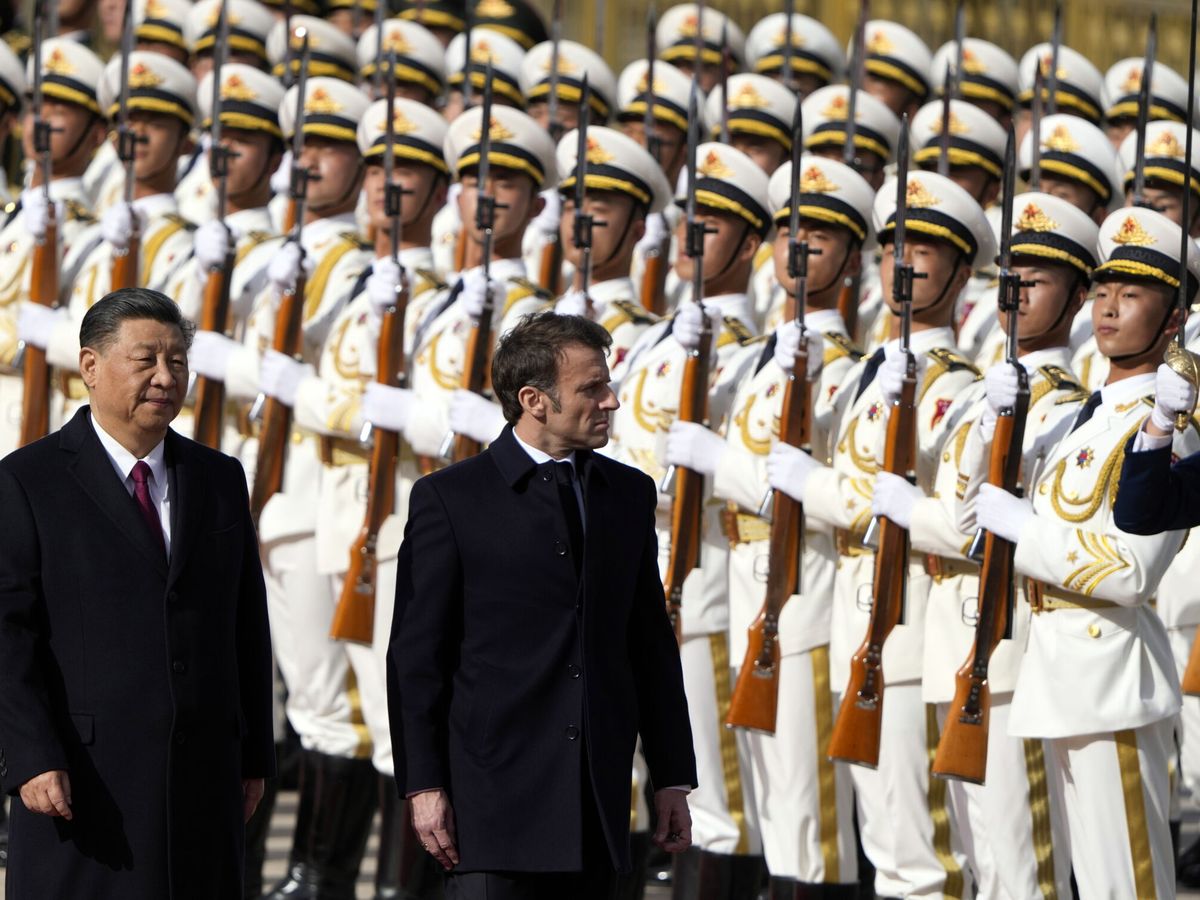 Foto: El presidente chino, Xi Jinping, y su homólogo francés, Emmanuel Macron. (EFE/EPA/ Ng Han Guan)