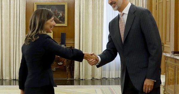 Foto: El rey Felipe VI recibe en audiencia a la diputada de Galicia en Común, Yolanda Díaz, este lunes, en el inicio de la ronda de consultas sobre la investidura. (EFE)