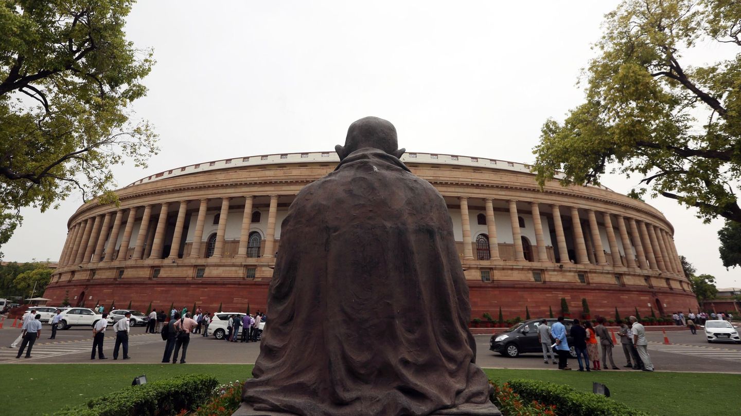 Estatua de Mahtma Gandhi de espaldas frente a la cámara baja del Parlamento indio. (Efe)