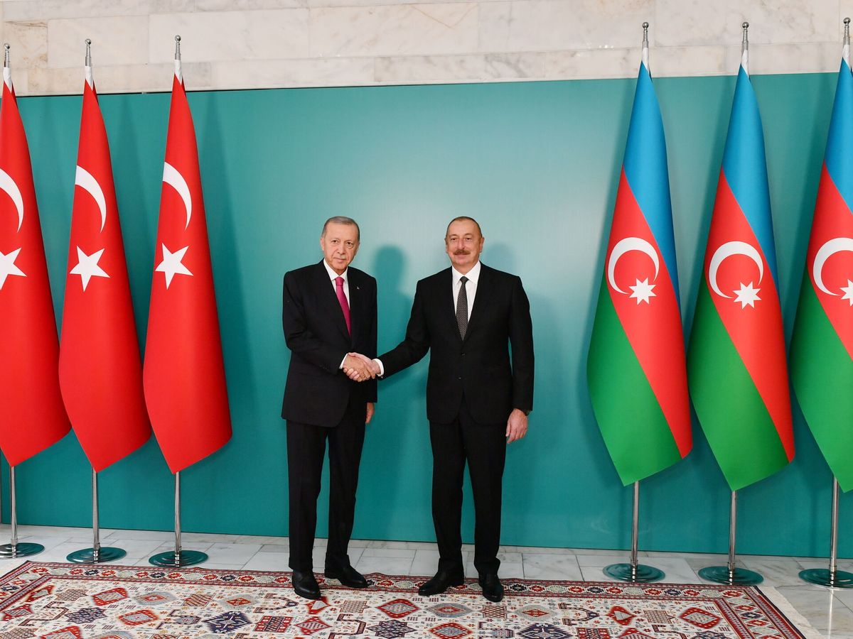 Foto: El presidente de Azerbaiyán, Ilham Aliyev, y su homólogo turco, Recep Tayyip Erdogan. (EFE/Roman Ismayilov)