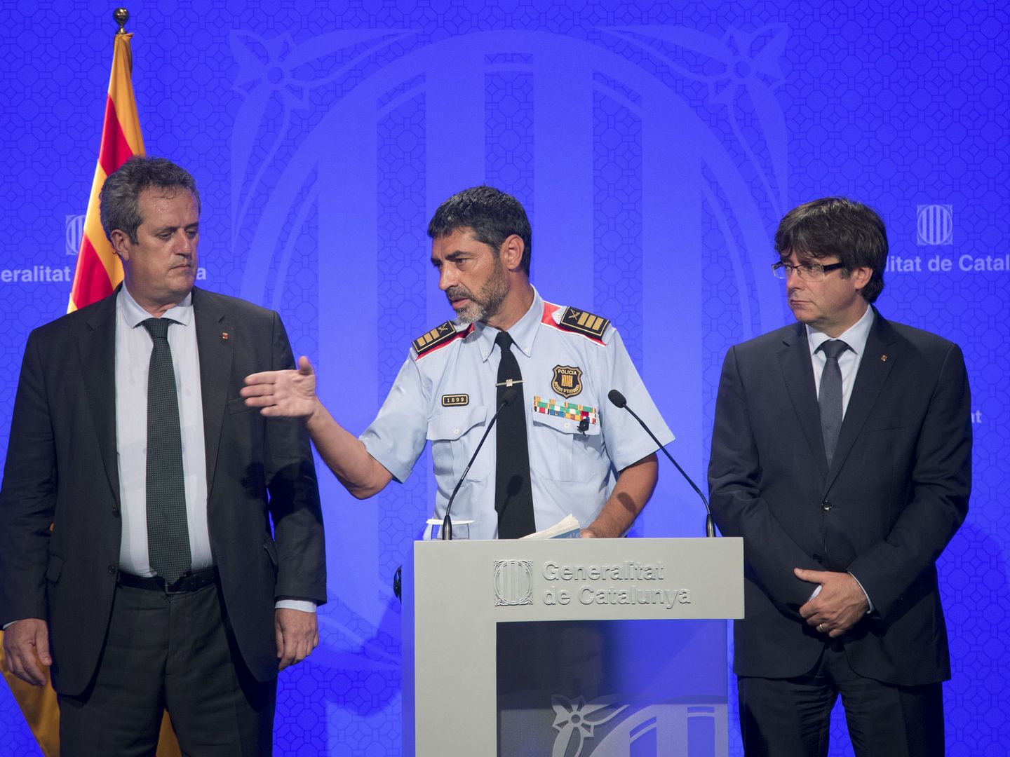 Puigdemont junto al conseller de Interior, Joaquim Forn, y el mayor de los Mossos, Josep Lluís Trapero. (Efe) 