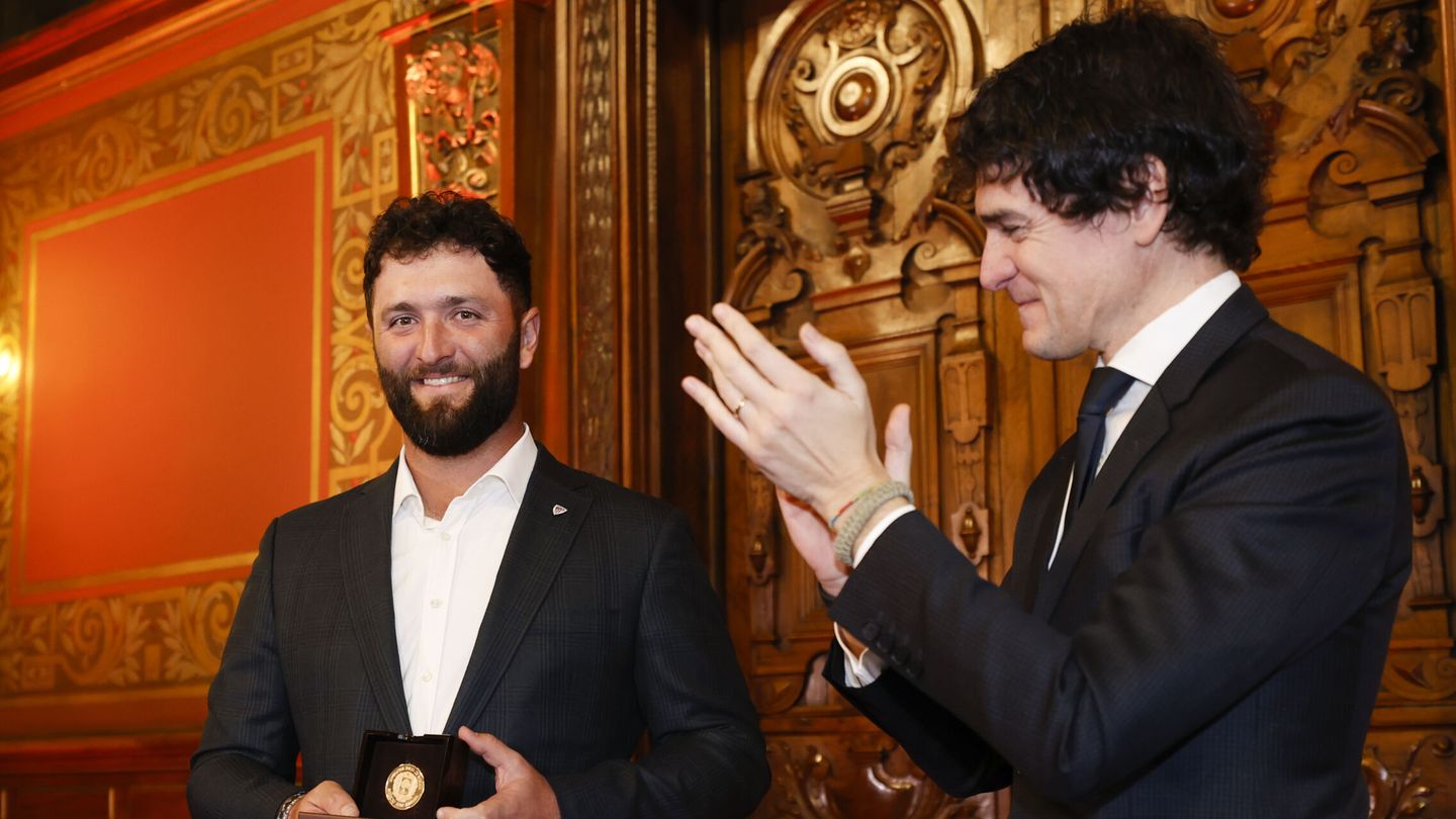 Jon Rahm, con la medalla Ilustre de Bizkaia-Bizkaitar Argia. (EFE/Luis Tejido)