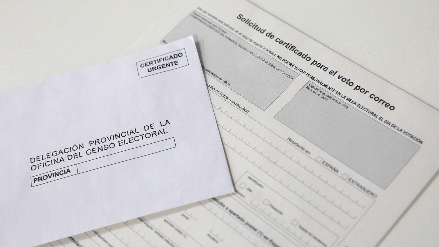 Solicitud de certificado para el voto por correo en una oficina postal de Madrid, este miércoles 31 de mayo (EFE/Daniel González)