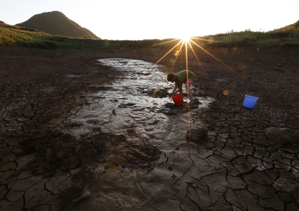 Foto: Un hombre recoge agua de un pozo casi seco en Xinchang, China. (Reuters)
