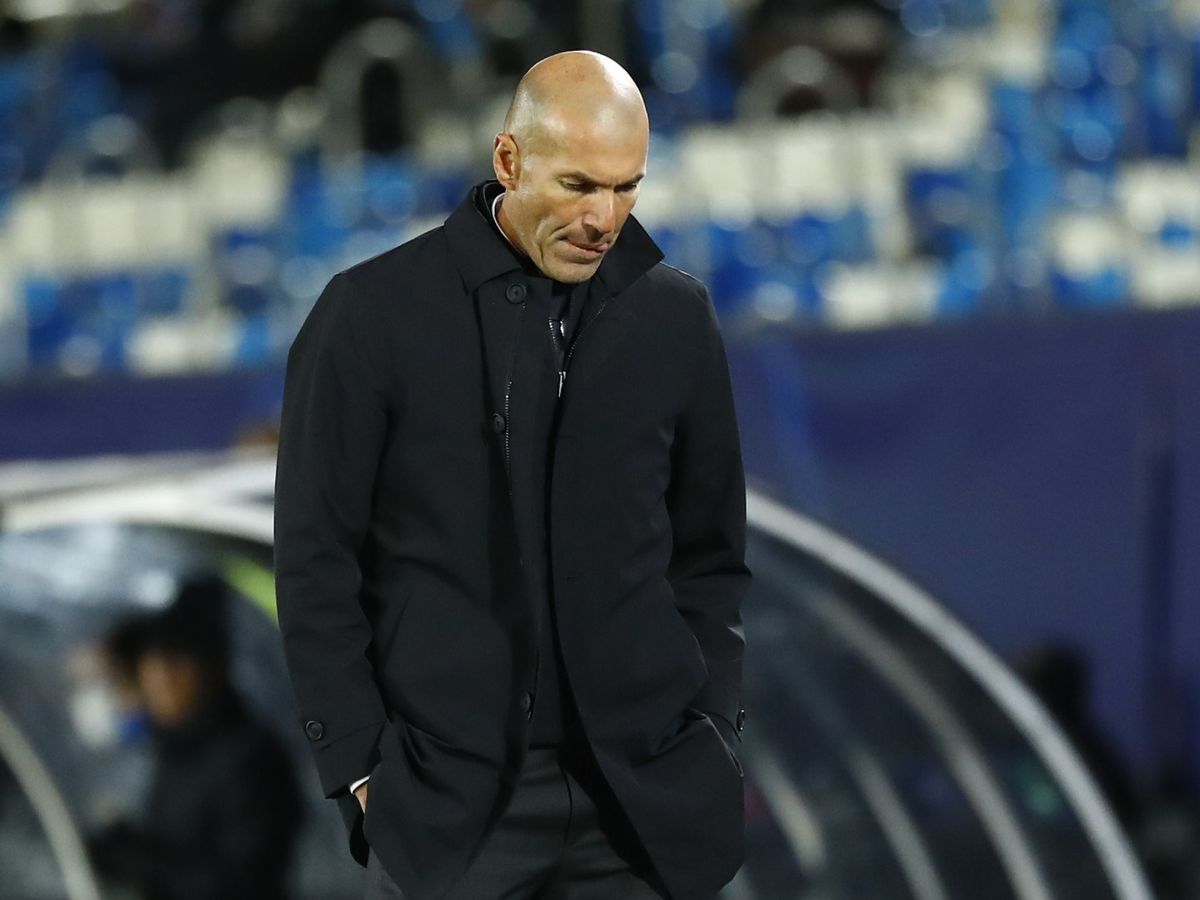 Foto: Zidane con gesto de preocupación en el banquillo del Real Madrid. (Efe)