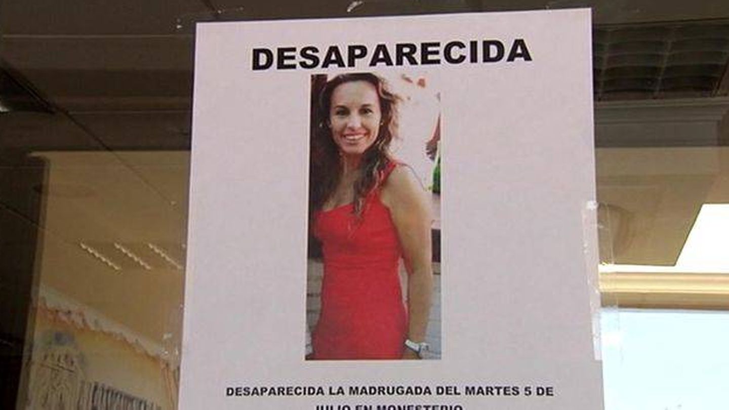 Fotografía de un cartel con la imagen de la desaparecida Manuela Chavero.