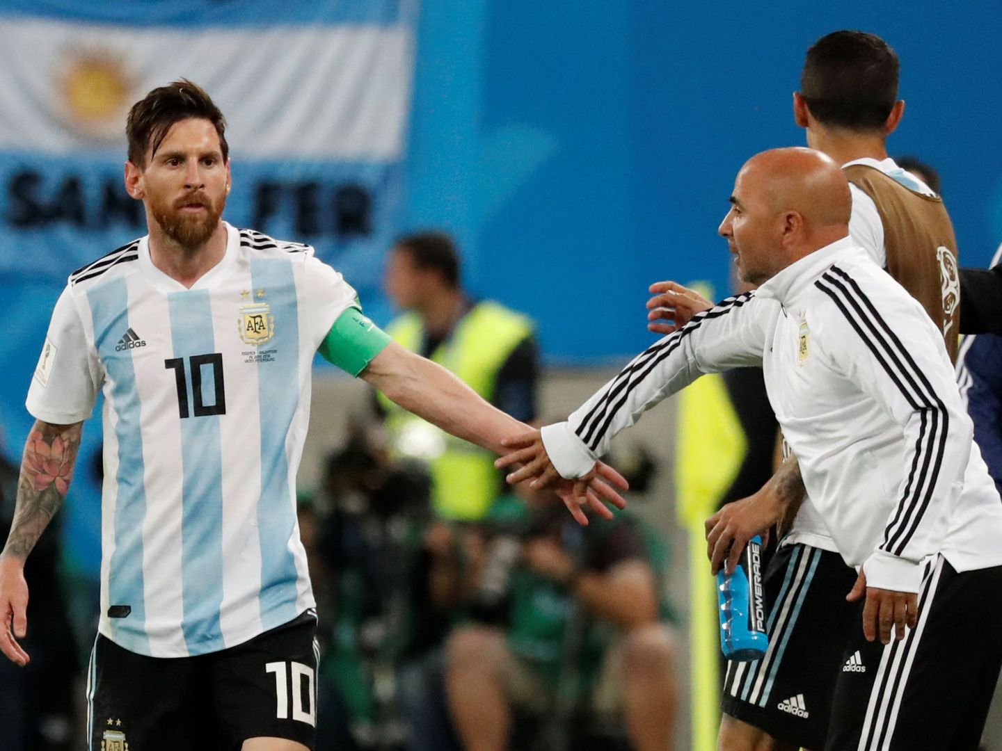 Messi y Sampaoli se saludan durante el partido de Argentina contra Nigeria. (Reuters)