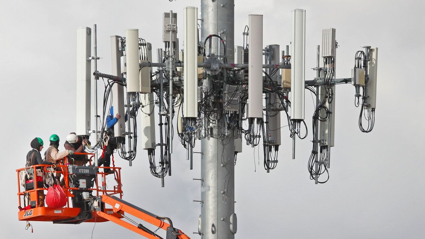 Las torres de comunicaciones son más fiables, resistentes y rápidas que cualquier satélite.