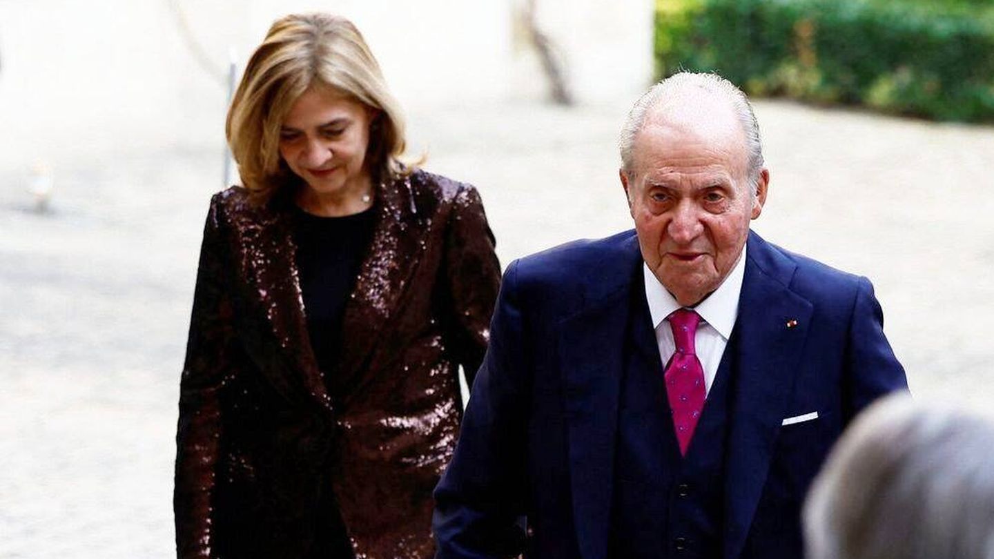 La infanta Cristina y don Juan Carlos, en el acto de Vargas Llosa en París. (Reuters)