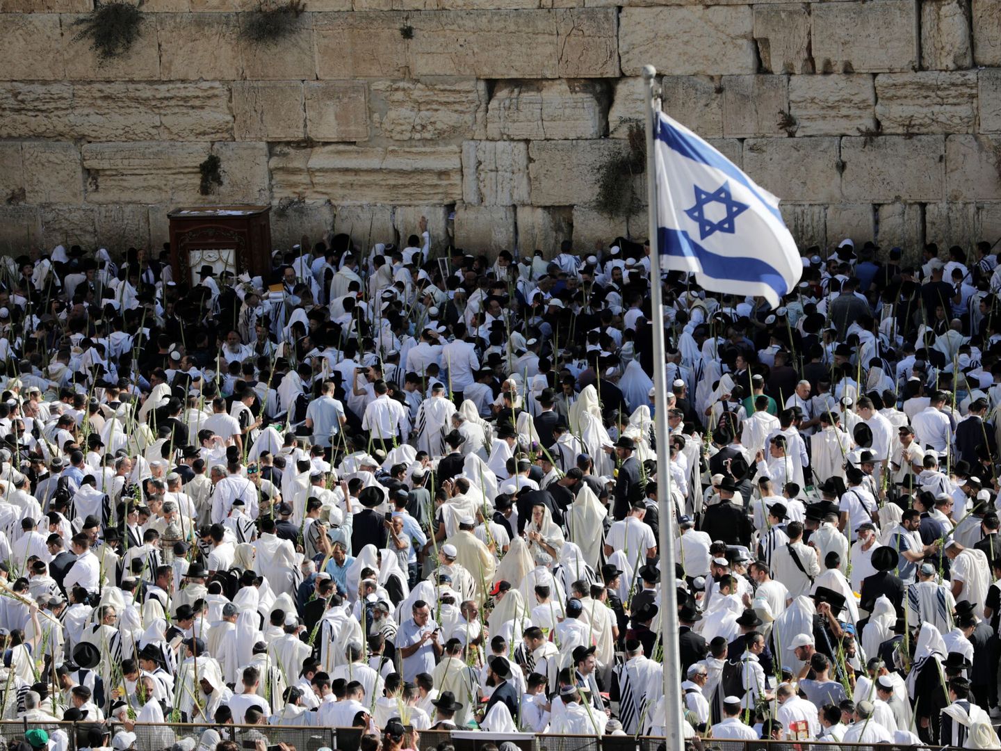 Judíos ortodoxos rezan en el muro de las lamentaciones. (EFE/Abir Sultan)