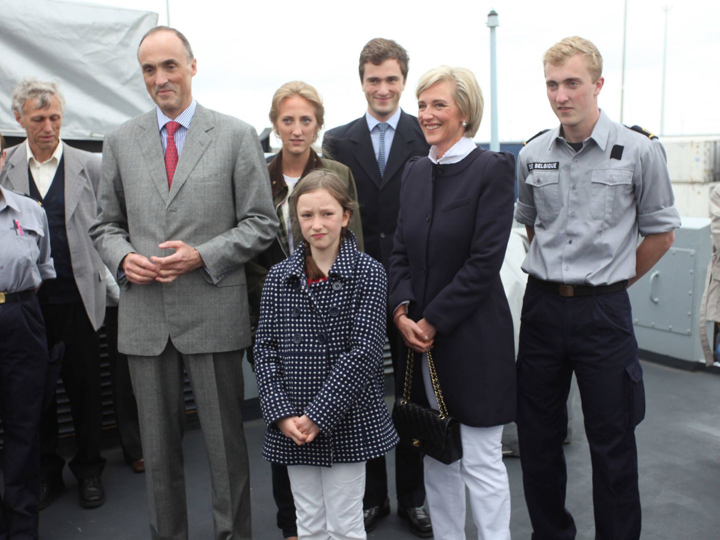 El príncipe Joaquín de Bélgica (derecha), junto a sus padres y sus hermanos el día de su graduación. (Getty)