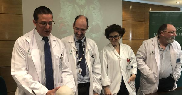 Foto: El equipo de la Unidad de Neurociencias del Hospital Regional Universitario de Málaga, hoy tras la presentación el caso (Agustín Rivera)