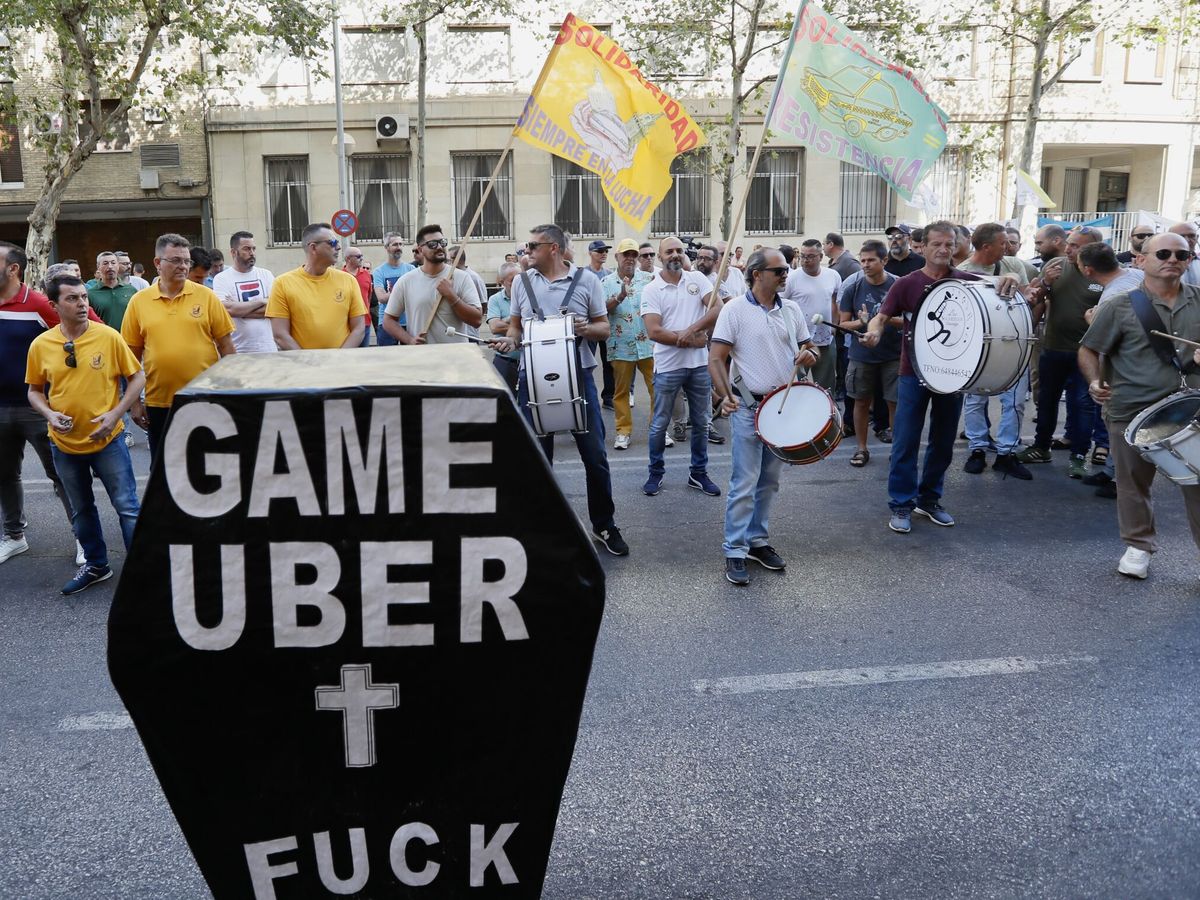 Foto: Taxistas sevillanos protestan contra plataforma vtc uber