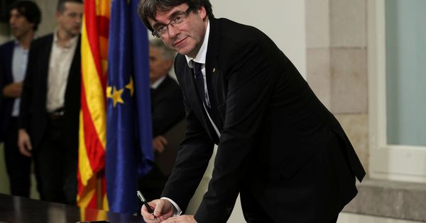 Foto: Puigdemont firma la declaración de independencia de Cataluña (Reuters)