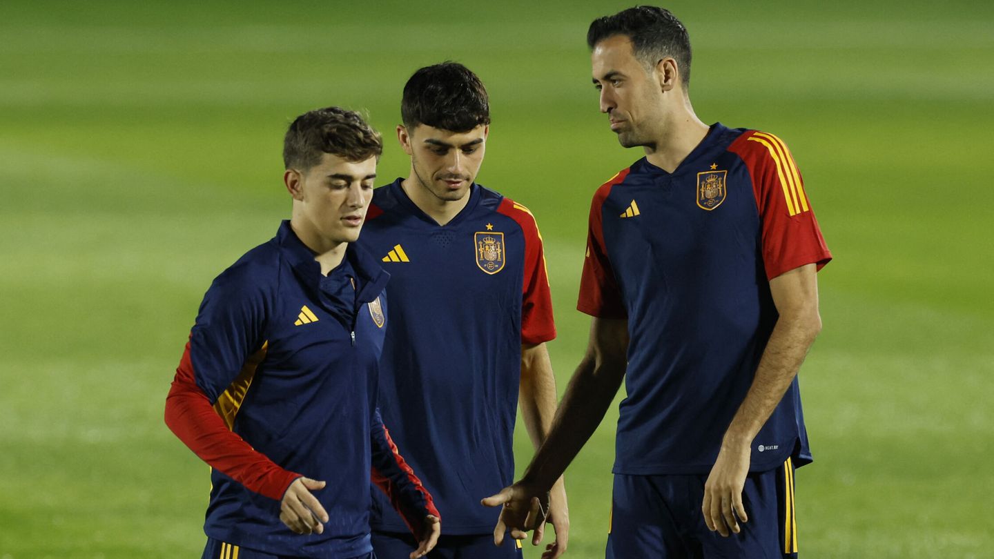 El centro del campo del Barça rinde más con España. (Reuters/Albert Gea)
