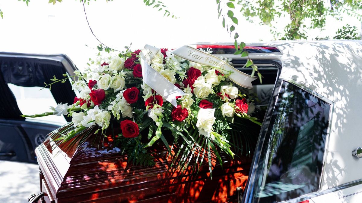 Un religioso cava su tumba y fabrica su ataúd para ahorrar gastos en el funeral