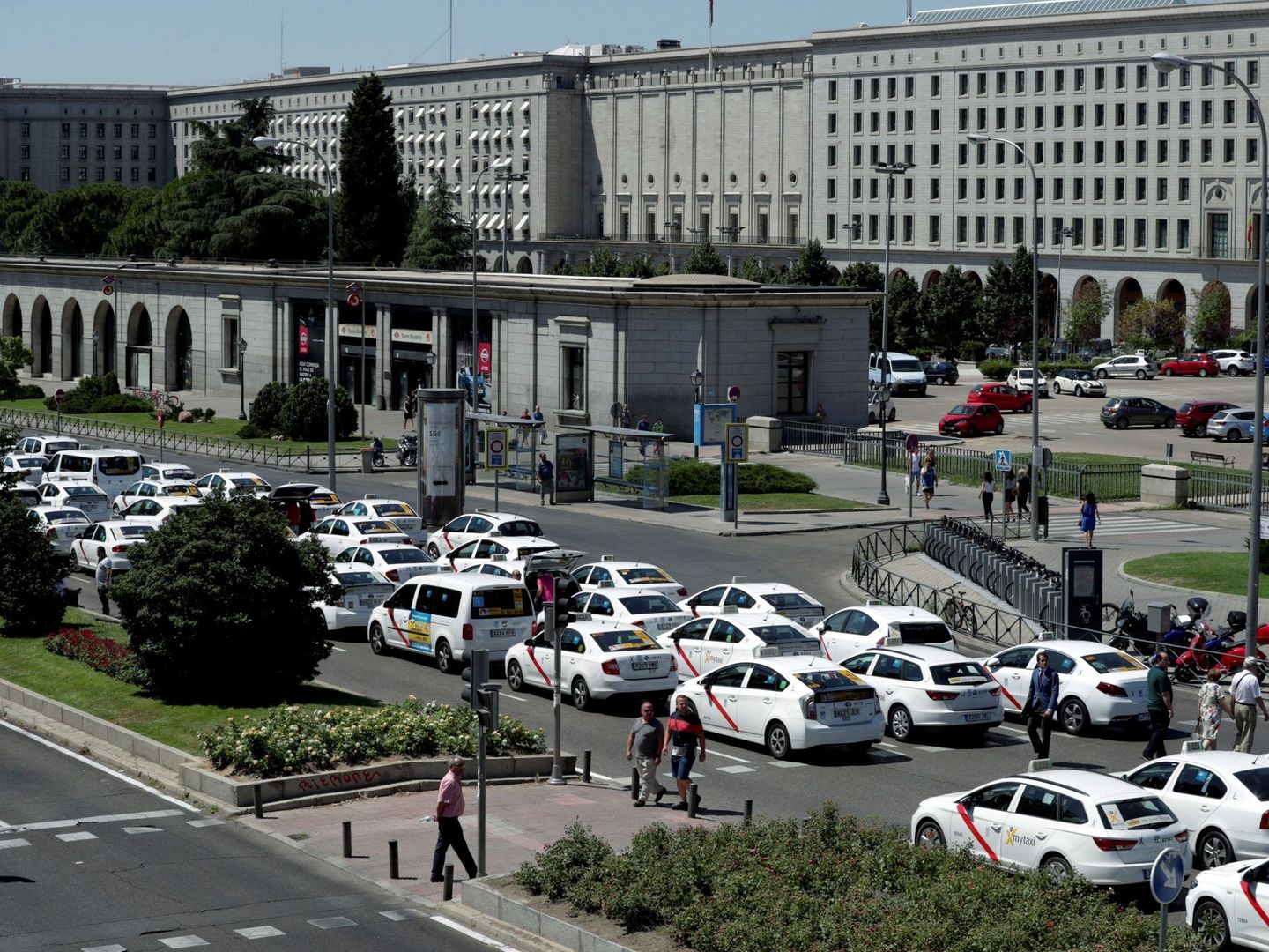 El ministerio de Fomento durante la pasada huelga de taxis (Zipi / EFE)