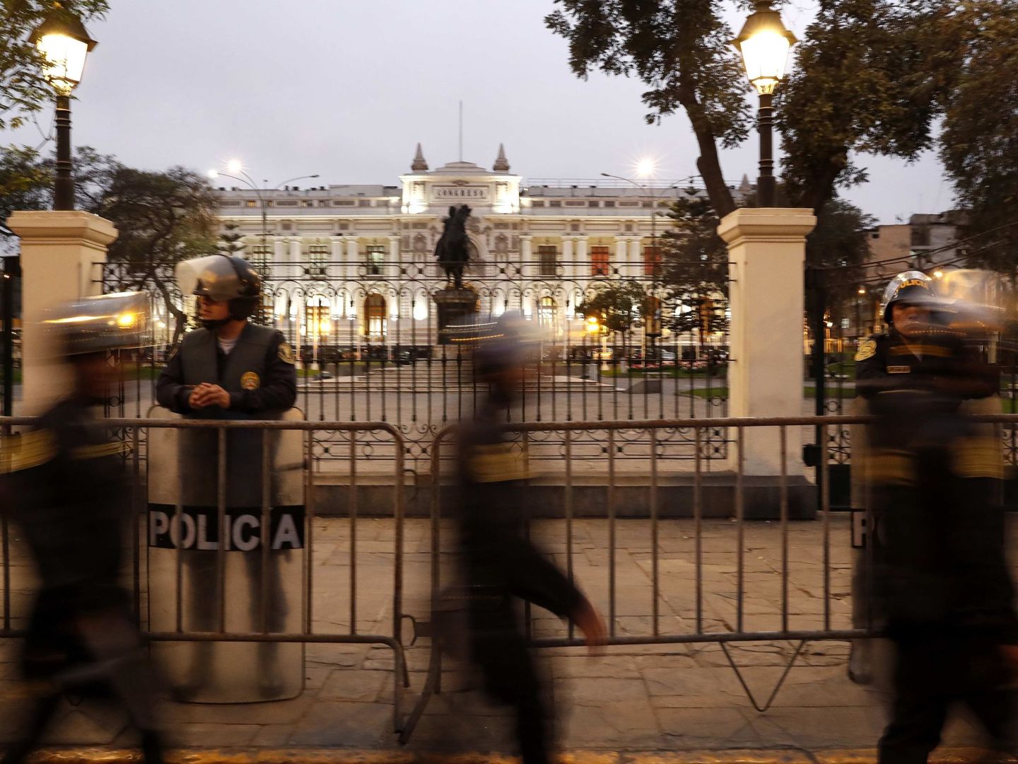 Un grupo de policías mota guardia este lunes, en el exterior del Congreso nacional, en Lima (Perú). (EFE)