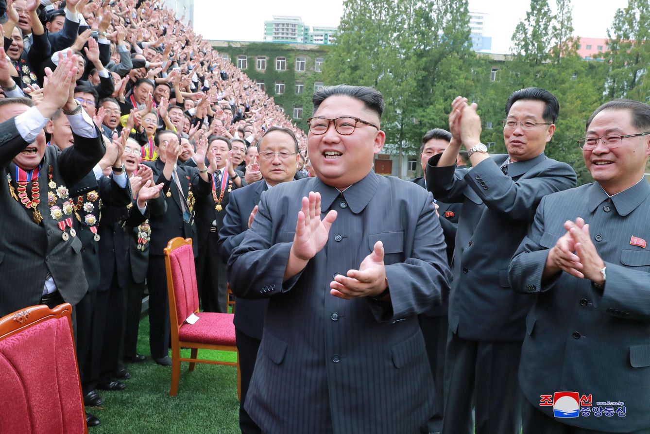Kim Jong-un asiste a una reunión con profesores e investigadores de la Universidad de Tecnología Kim Chaek de Pyongyang, el 29 de septiembre de 2018. (Reuters)
