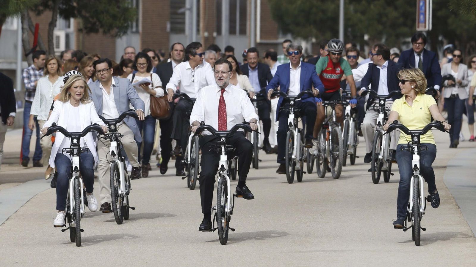Foto: Rajoy, Cifuentes y Aguirre dan un paseo en bicicleta. (EFE).