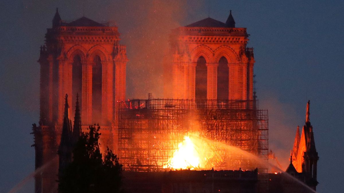 Macron promete reconstruir Notre Dame "entre todos" y ya se recaudan fondos