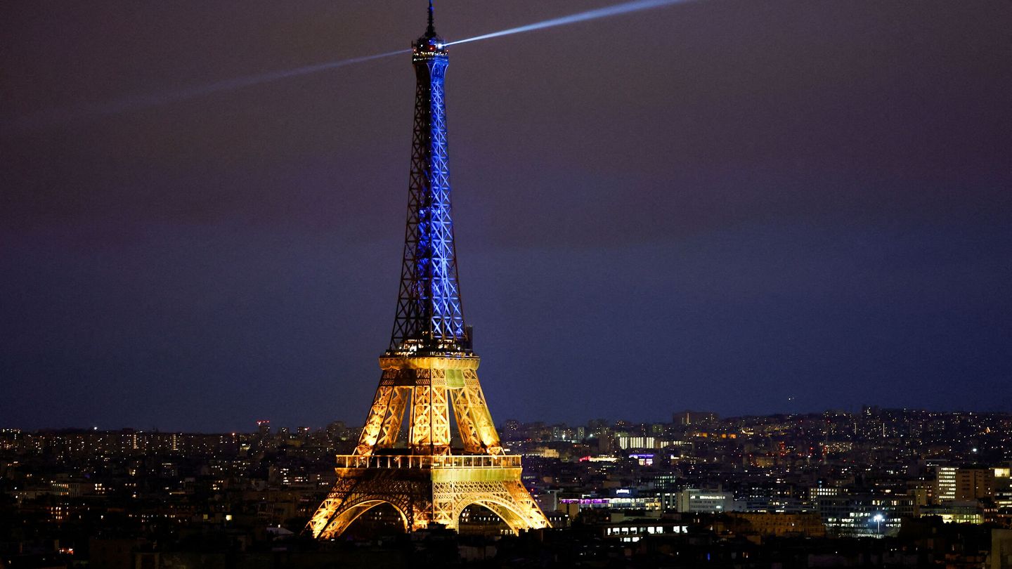 FILE PHOTO: The Eiffel Tower is lit up in the national blue-and-yellow colours of Ukraine, to mark the first anniversary of Russia's invasion of Ukraine, in Paris, France, February 23, 2023. REUTERS Sarah Meyssonnier File Photo