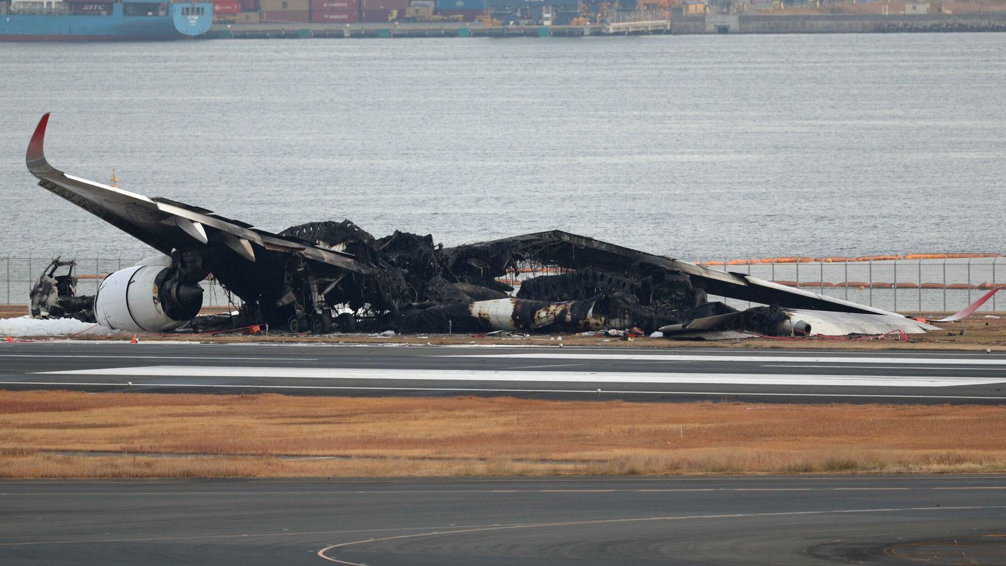 Restos del avión en el aeropuerto de Tokio. (EFE)