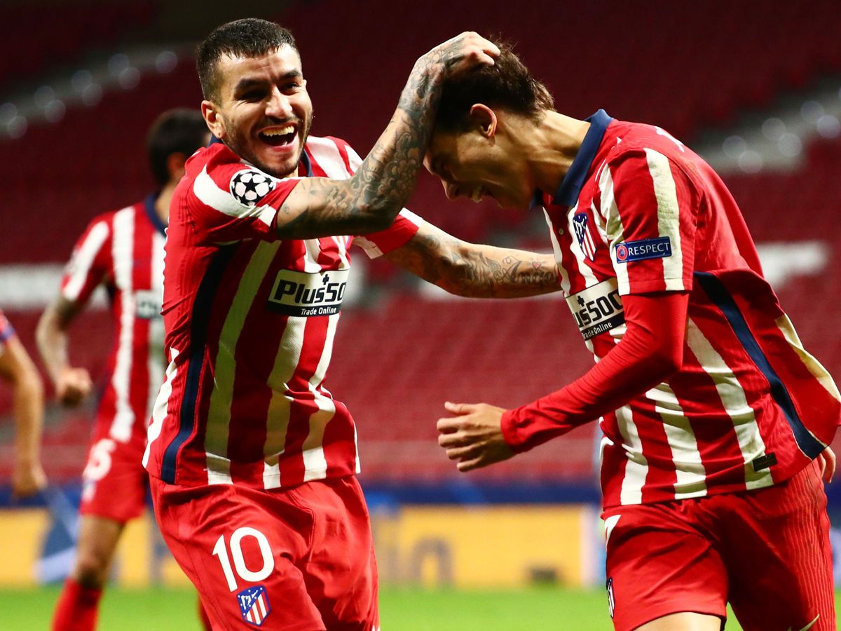 Foto: Joao Felix celebra el tercer gol con Ángel Correa (Reuters)