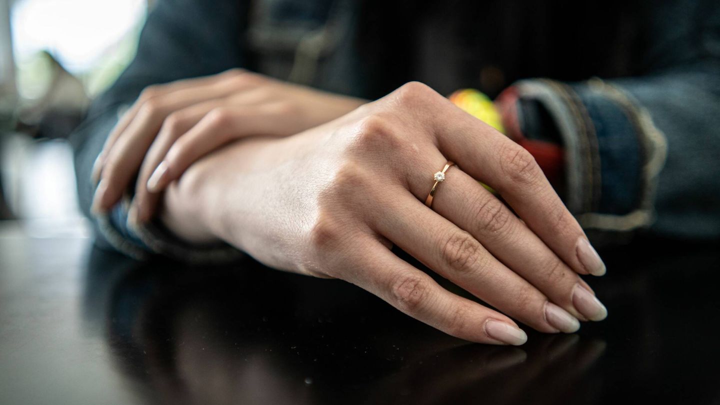 El anillo de Andriy, en la mano de Liliia.