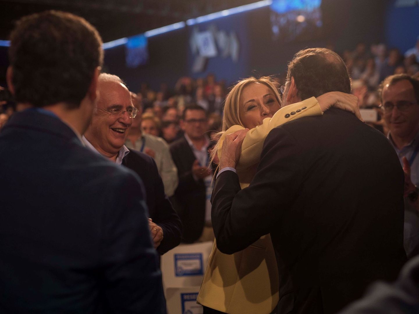 Saludo de Rajoy a la presidenta de la Comunidad de Madrid, Cristina Cifuentes, este viernes. (EFE)