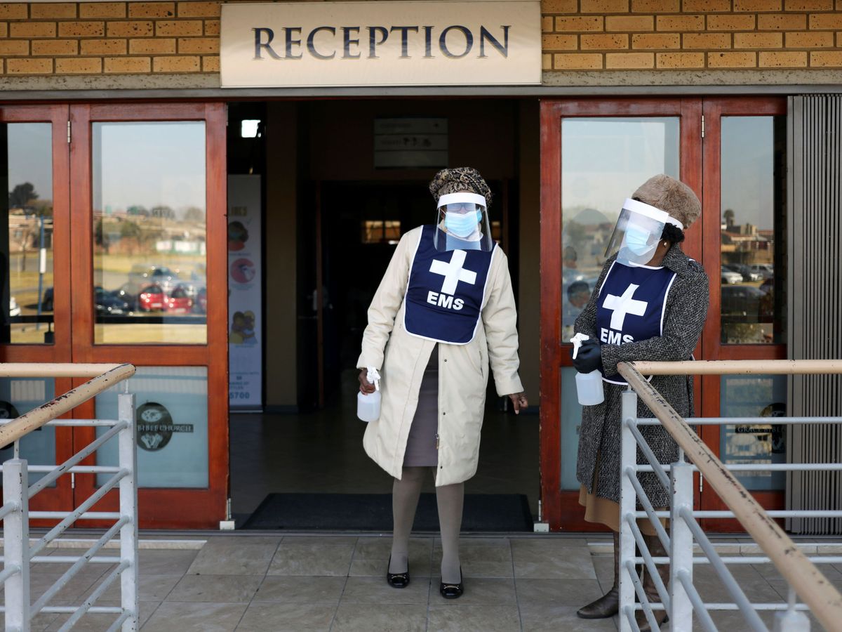 Foto: Enfermeras, a las puertas de un hospital de Sudáfrica. (Reuters)