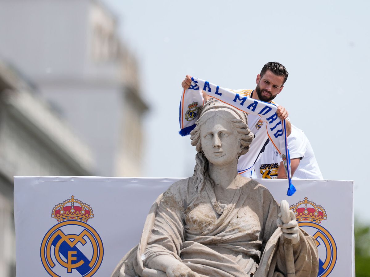 Foto: El capitán del Real Madrid, Nacho Fernández, en la celebración de Cibeles. (AFP)