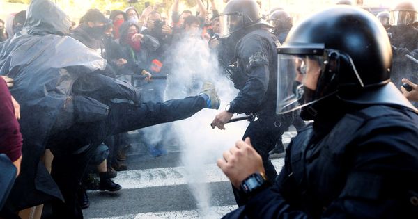 Foto: Los Mossos d'Esquadra cargan en Barcelona contra manifestantes de los Comités de Defensa de la República. (EFE)