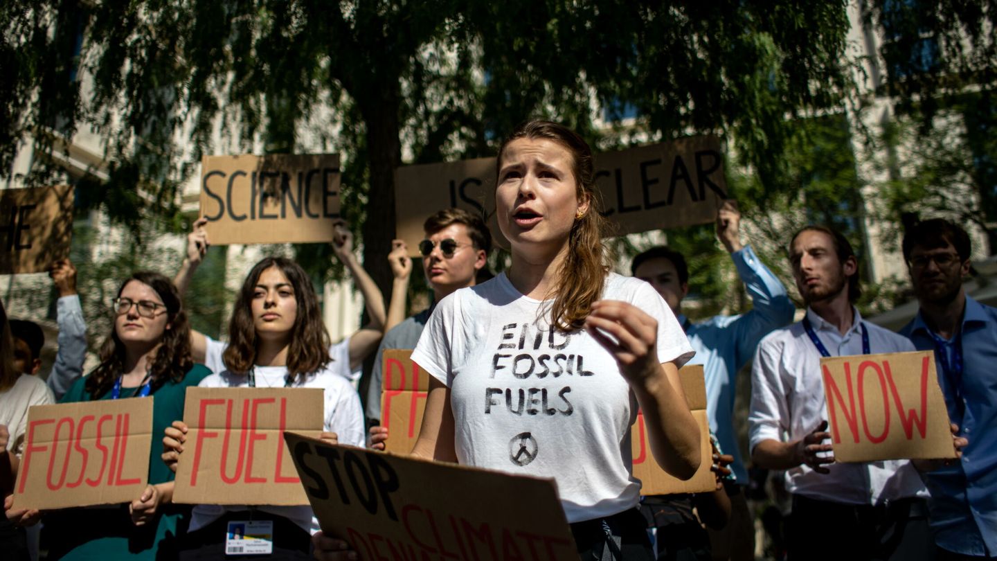 Protesta contra los combustibles fósiles en la Expo City de Dubai, donde se celebra la COP28 (EFE/M.Divisek) 
