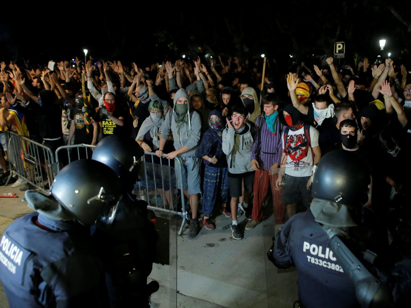 Manifestantes frente a los mossos en el Parlament de Catalunya. (Reuters)
