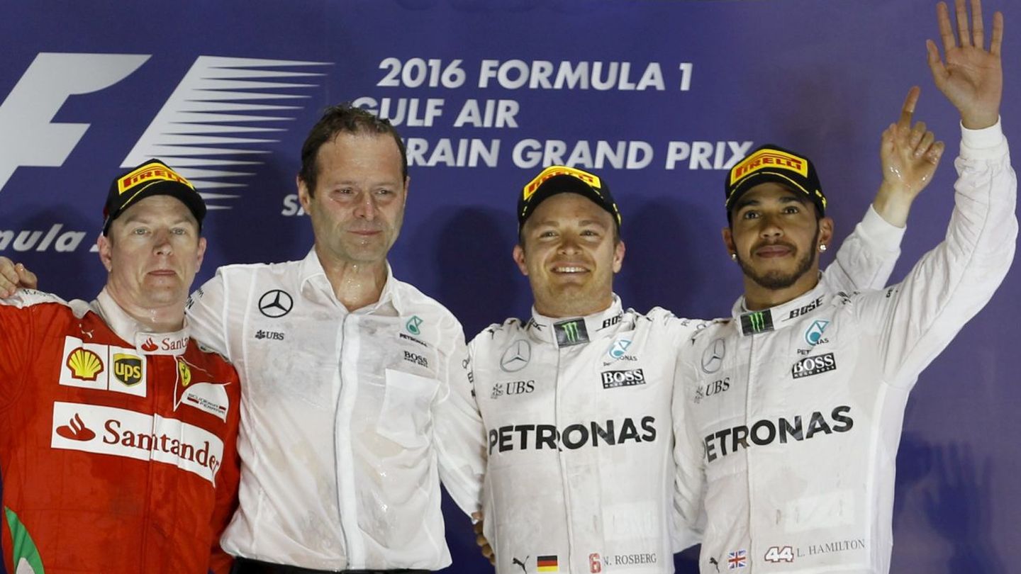 Aldo Costa en 2016 rodeado por Raikkonen, Rosberg y Hamilton. (EFE)