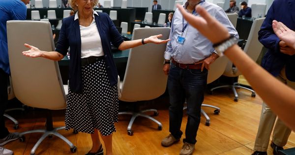 Foto: La alcaldesa de Madrid, Manuela Carmena, junto a su jefe de prensa. (EFE)