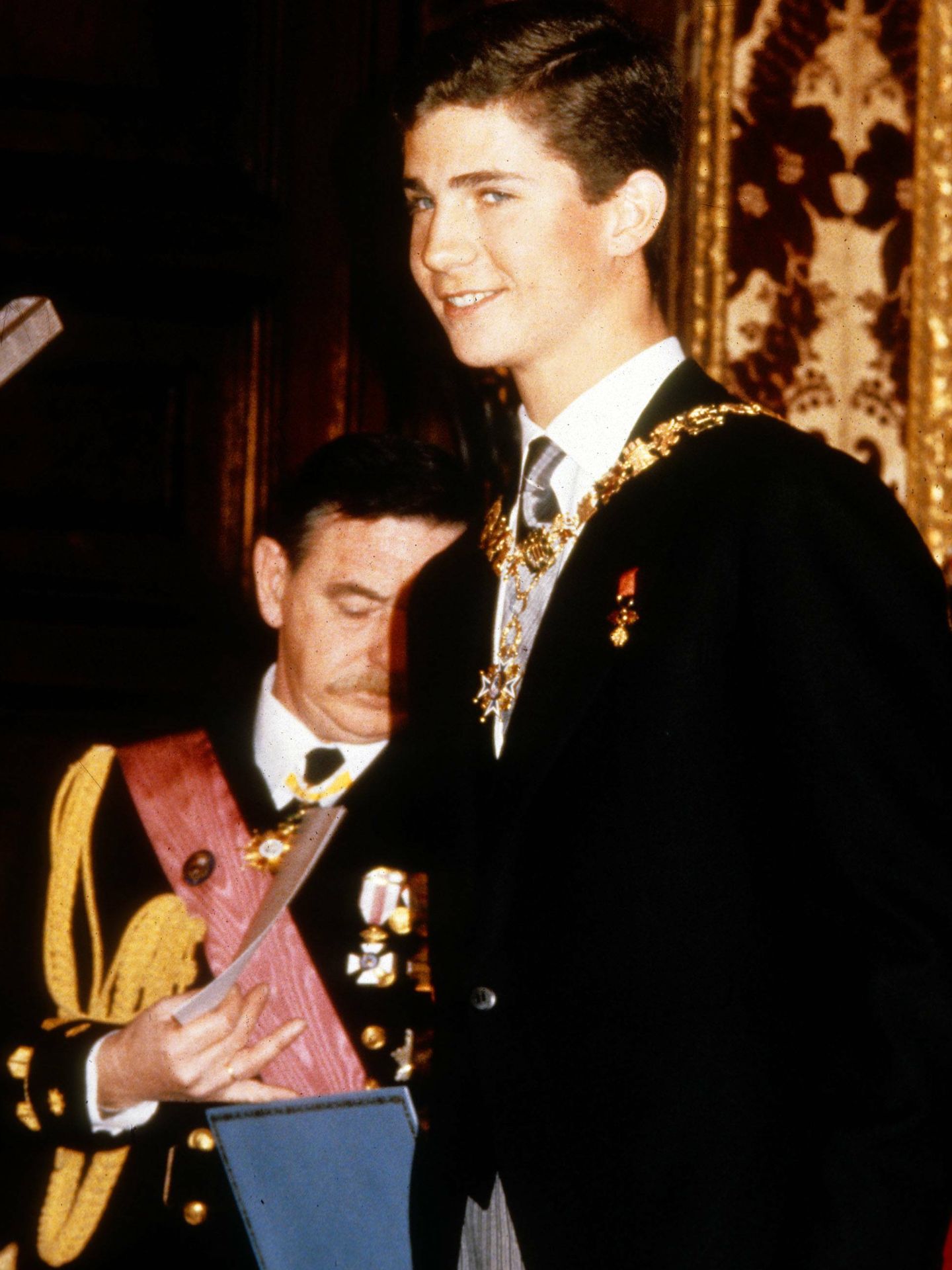 El príncipe Felipe con el collar el día de su juramento a la Constitución en 1986. (Cordon Press)